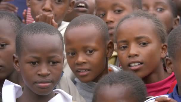 Ομάδα Maasai Αγόρια Και Κορίτσια Χαμογελώντας — Αρχείο Βίντεο