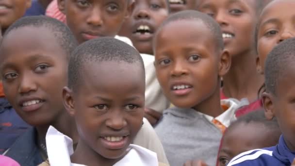 Maasai Meninas Meninos Sorrindo Prestando Atenção — Vídeo de Stock