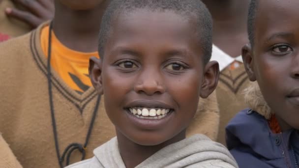 Vista Del Chico Masai Sonriendo — Vídeo de stock