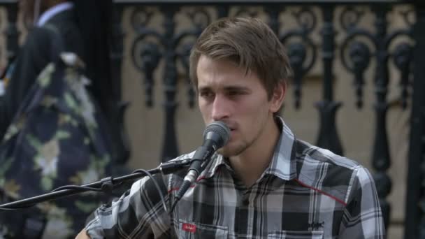 Hombre Con Camisa Cuadros Cantando — Vídeo de stock