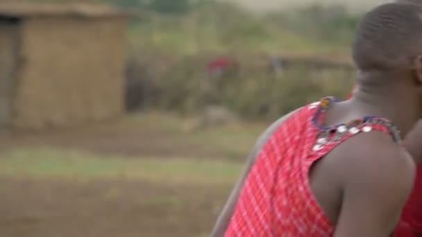 Närbild Maasai Krigare Dansar Och Hoppar — Stockvideo
