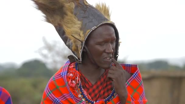 Maasai Harcos Oroszlánkalapos Szőrmével — Stock videók