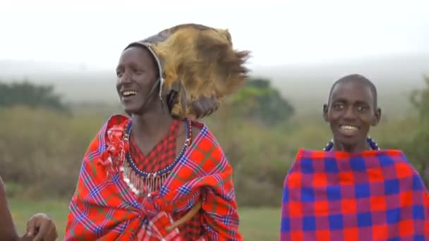 Dois Homens Maasai Dançando Dia Chuvoso — Vídeo de Stock