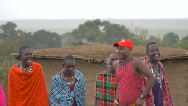 Groupe Hommes Masaï Sautant Jour Pluie — Video