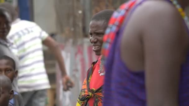 Hombre Masai Goma Mascar — Vídeos de Stock