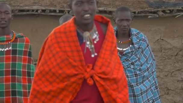 Maasai Homens Perto Muro — Vídeo de Stock