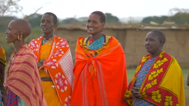 Donne Maasai Che Cantano Ballano — Video Stock