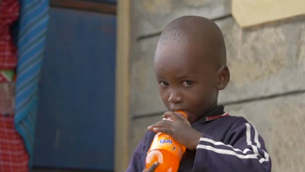 Masai Gutt Som Drikker Juice – stockvideo