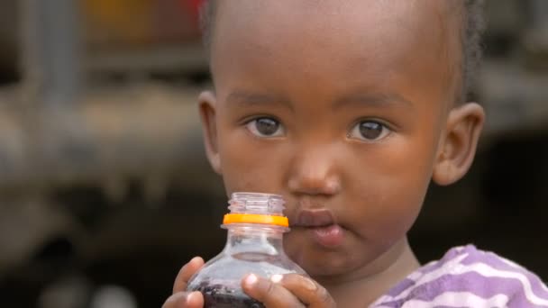 Zblízka Maasai Dítě Pít Džus — Stock video