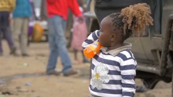 Maasai Ragazza Possesso Una Bottiglia Succo Arancia — Video Stock