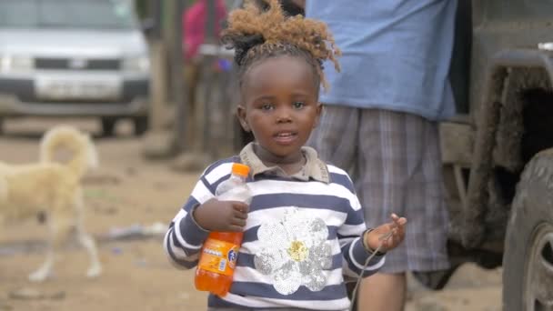 Mädchen Hält Eine Orangensaftflasche Und Lächelt — Stockvideo