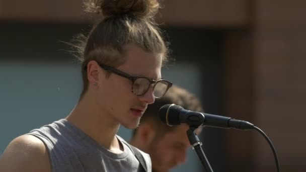 Joven Cantando — Vídeos de Stock