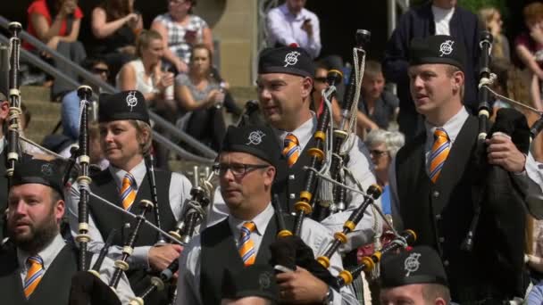 Skotsk Säckpipa Band Staden Dagtid — Stockvideo