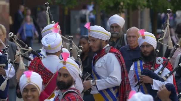 Участники Труппы Традиционной Одежде Выступают Улице — стоковое видео