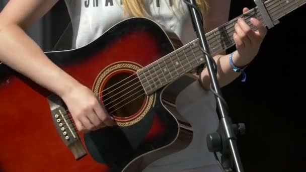 Menina Mãos Tocando Guitarra — Vídeo de Stock