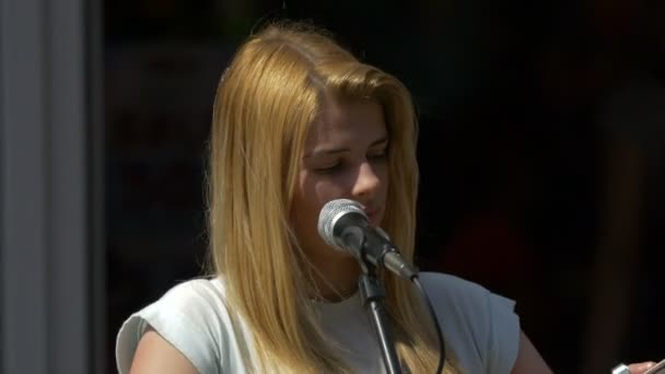 Una Ragazza Che Canta Strada — Video Stock