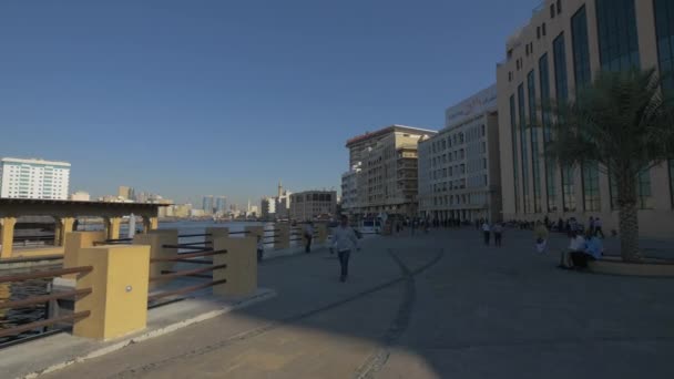 Τουρίστες Και Ντόπιοι Στην Προκυμαία Στο Bur Dubai — Αρχείο Βίντεο