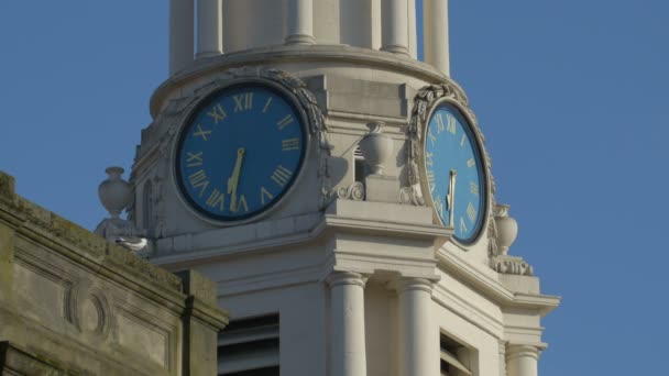 Fechar Relógio Azul Num Edifício — Vídeo de Stock