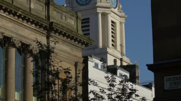 Vista Inclinada Hacia Arriba Una Torre Reloj — Vídeos de Stock