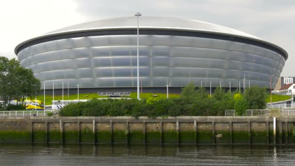 Een Rond Gebouw Aan Het Water — Stockvideo