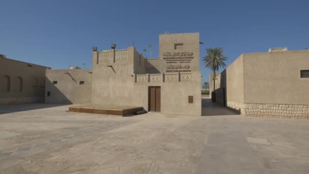 Bâtiment Pierre Avec Porte Bois — Video