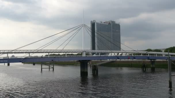 Облака Над Мостом Современное Здание — стоковое видео