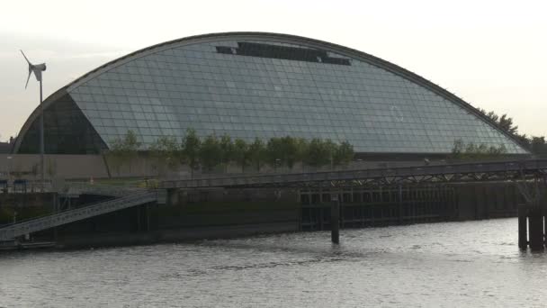 Een Modern Gebouw Aan Een Rivier — Stockvideo