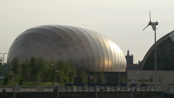 Een Gekromd Gebouw Het Zonlicht — Stockvideo