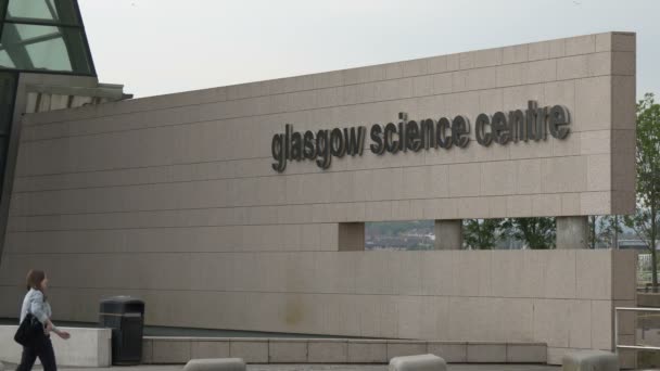 走在格拉斯哥科学中心旁边 — 图库视频影像