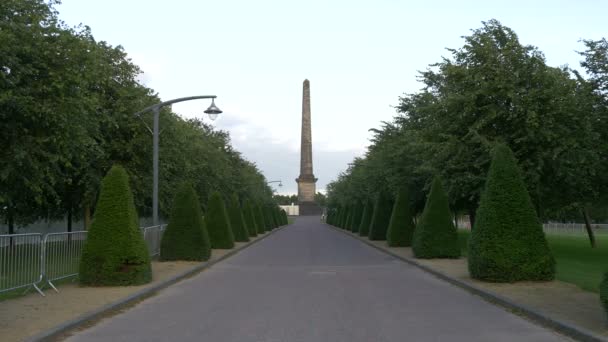 Obelisco Alla Fine Vicolo Parco — Video Stock