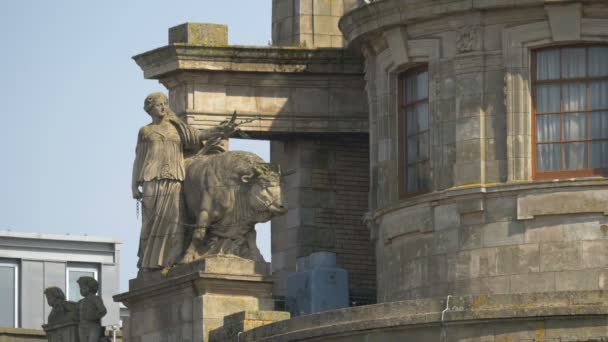 Una Estatua Mujer Una Fachada Del Edificio — Vídeos de Stock