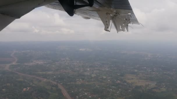 Tragfläche Eines Flugzeugs Während Eines Fluges Über Einer Stadt — Stockvideo