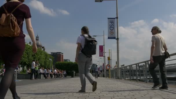 Mensen Ontspannen Een Kade — Stockvideo