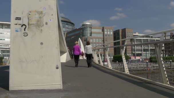 Gente Caminando Puente Peatonal — Vídeos de Stock