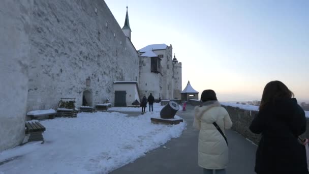 Turistas Que Visitan Fortaleza Hohensalzburg — Vídeo de stock