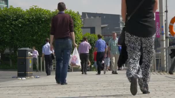 Ihmiset Kävelevät Jalkakäytävällä — kuvapankkivideo