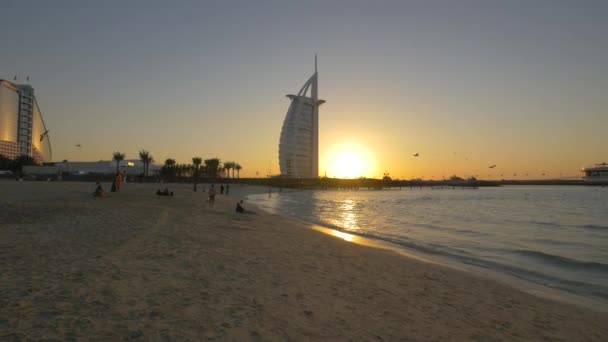 日落时的海滩和Burj Arab — 图库视频影像