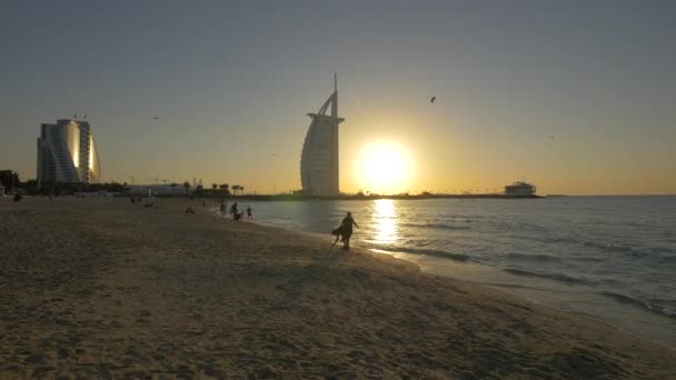 日落在海滩和Burj Arab — 图库视频影像