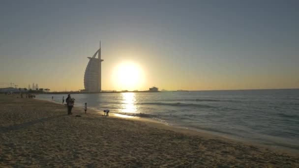 Děti Hrají Pláži Poblíž Burj Arab — Stock video