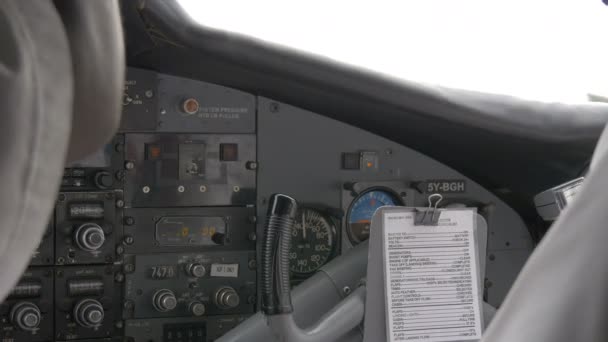 关闭驾驶舱内的仪表板 — 图库视频影像