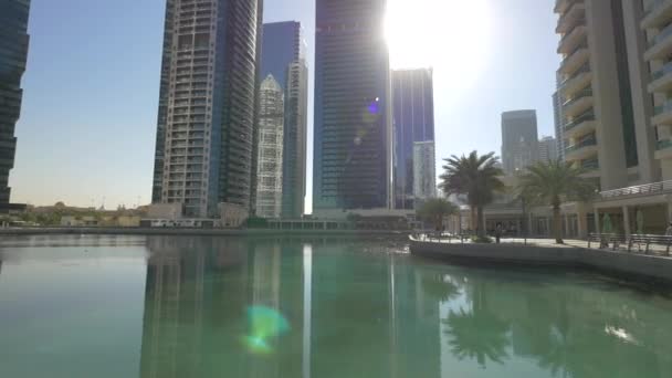 Pan Derecha Del Área Jumeirah Lakes Towers — Vídeos de Stock