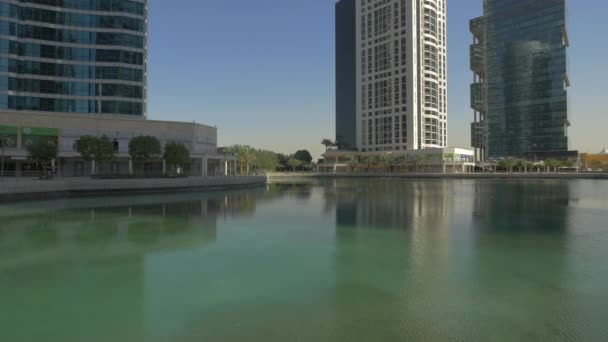 Zona Jumeirah Lakes Towers Con Lago Limpio — Vídeos de Stock