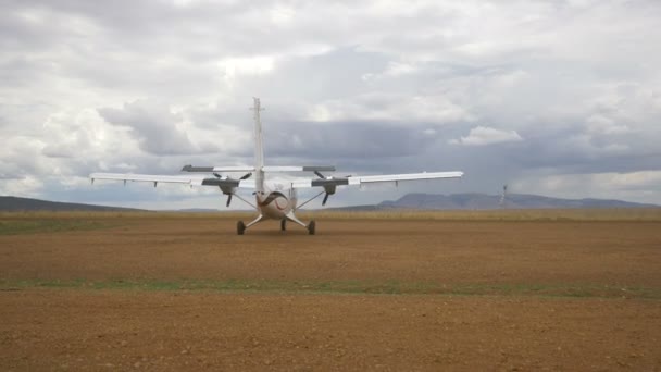 Air Kenya Flugzeug Landet — Stockvideo