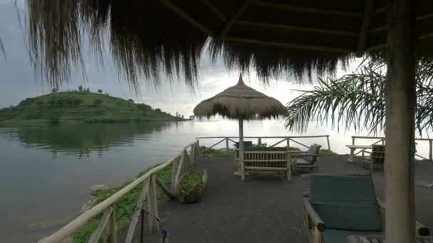 卢旺达湖畔的桌椅 — 图库视频影像