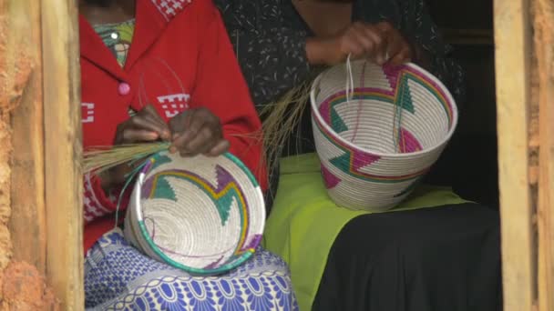 Αφρικανικές Γυναίκες Δημιουργούν Παραδοσιακά Καλάθια — Αρχείο Βίντεο