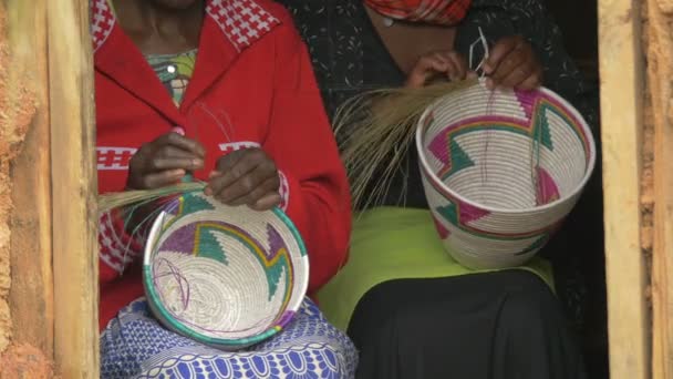 Afrikanische Frauen Basteln Traditionelle Körbe — Stockvideo