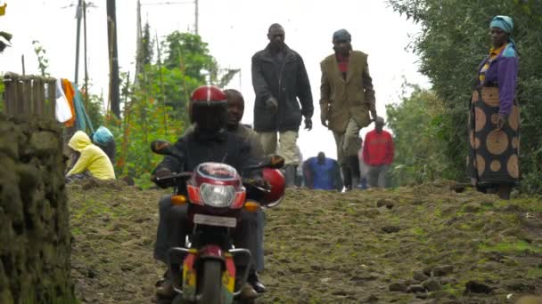 Moottoripyörällä Ajaminen Afrikassa — kuvapankkivideo