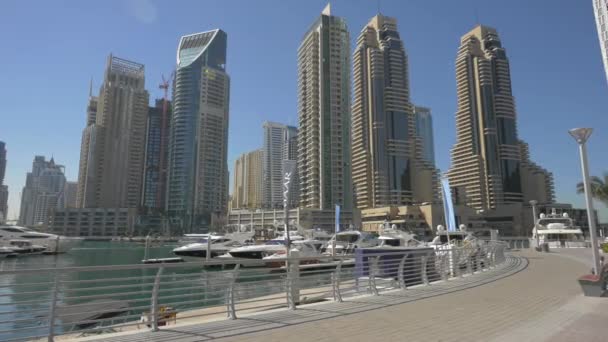 Dubai Marina Med Båtar Och Skyskrapor — Stockvideo