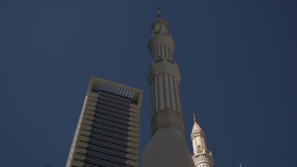 Χαμηλή Γωνία Δύο Πύργων Τζαμιού — Αρχείο Βίντεο