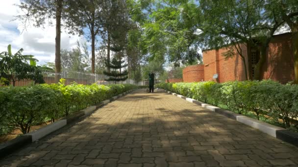 Ogrodnik Zamiatający Aleję Kościele Nyamata — Wideo stockowe